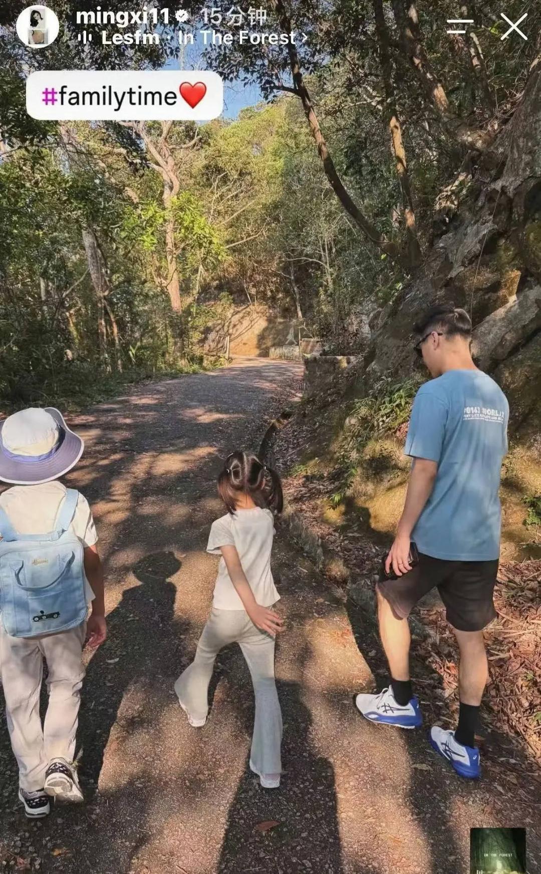 奚梦瑶更新生活随拍 何猷君陪同儿女爬山出游