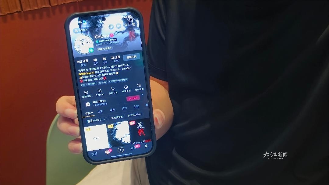 小顾展示自己抖音账号主页(夏雨欣 摄)