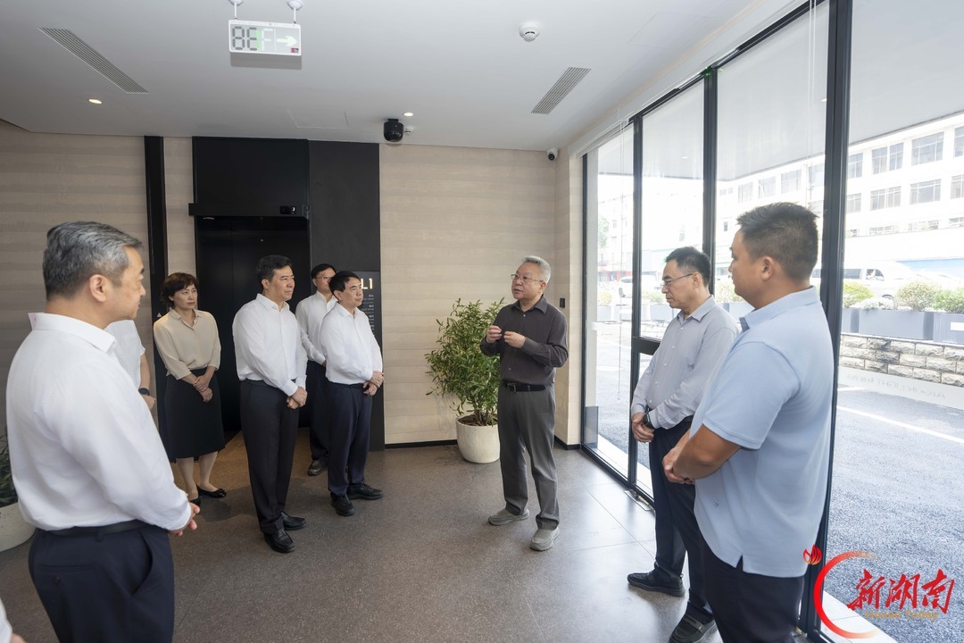 9月20日,沈晓明在八一路亚朵轻居酒店调研。