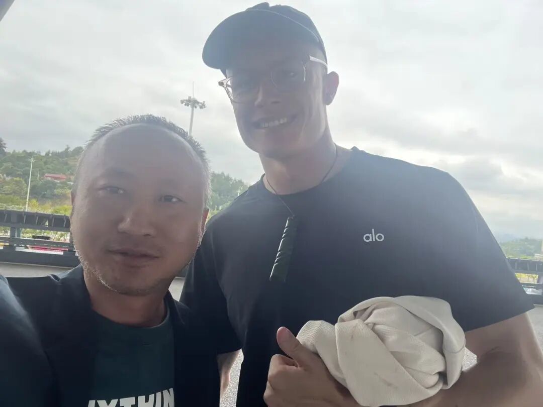 司机胡维进与Uri合影留念。图/九派新闻