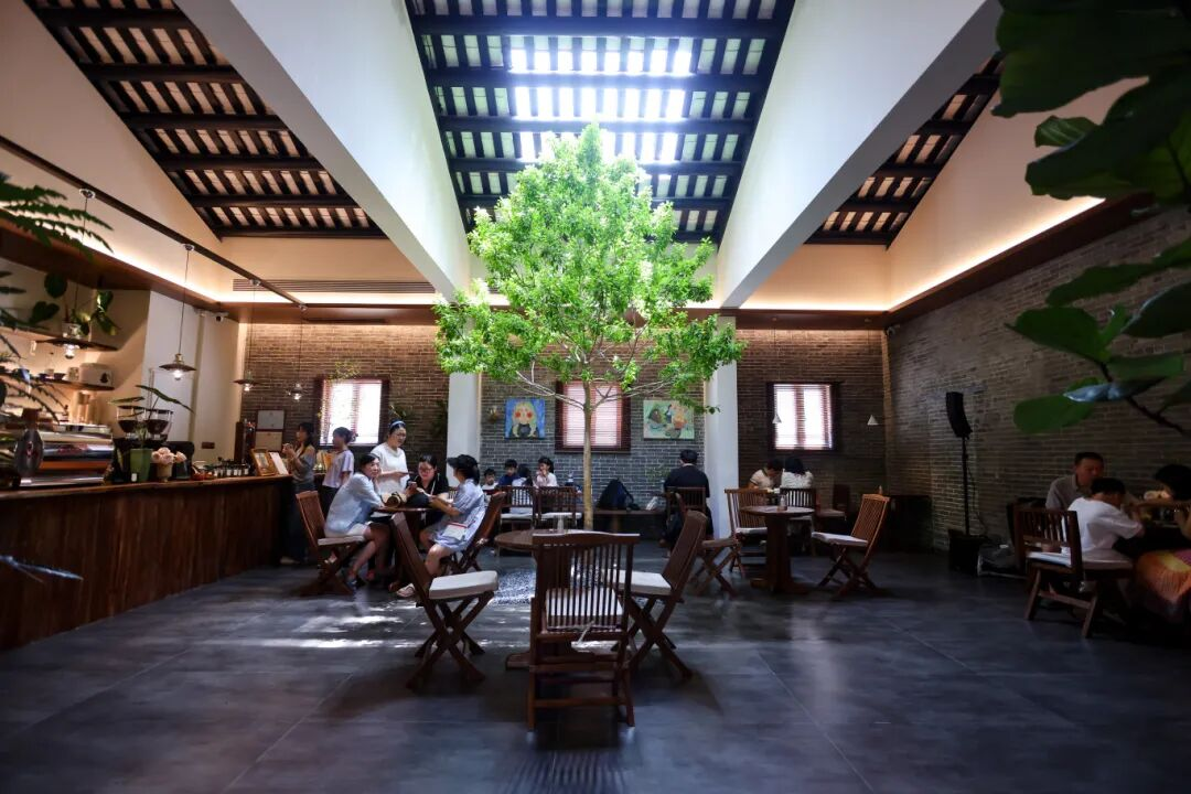 客人在门店休憩用餐