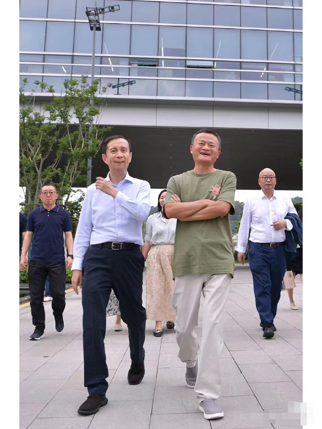 马云穿200块外卖服火了,拿下法国设计金奖!首富同款最低只要29.9元… 马云穿200块外卖服火了,拿下法国设计金奖!首富同款最低只要29.9元…