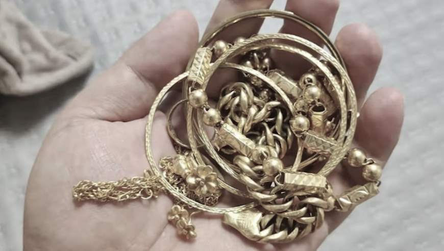 分手后翻窗进前女友家，偷走12件金首饰，男子的辩解让人无语：为了缓和关系