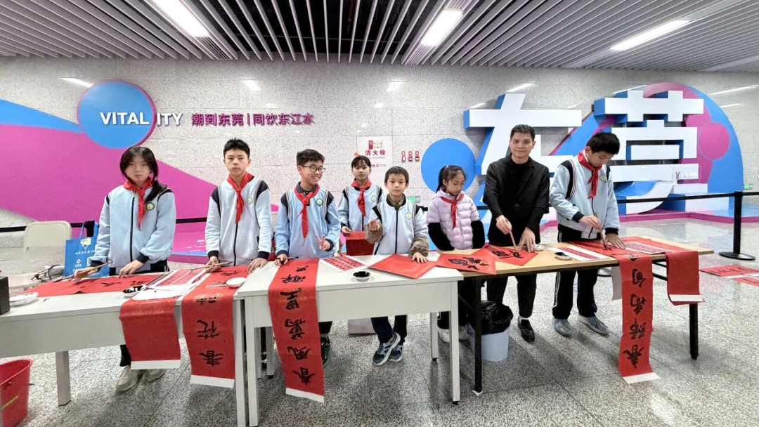 学生走出学校开展社会服务（罗伟良/摄、学校供图）