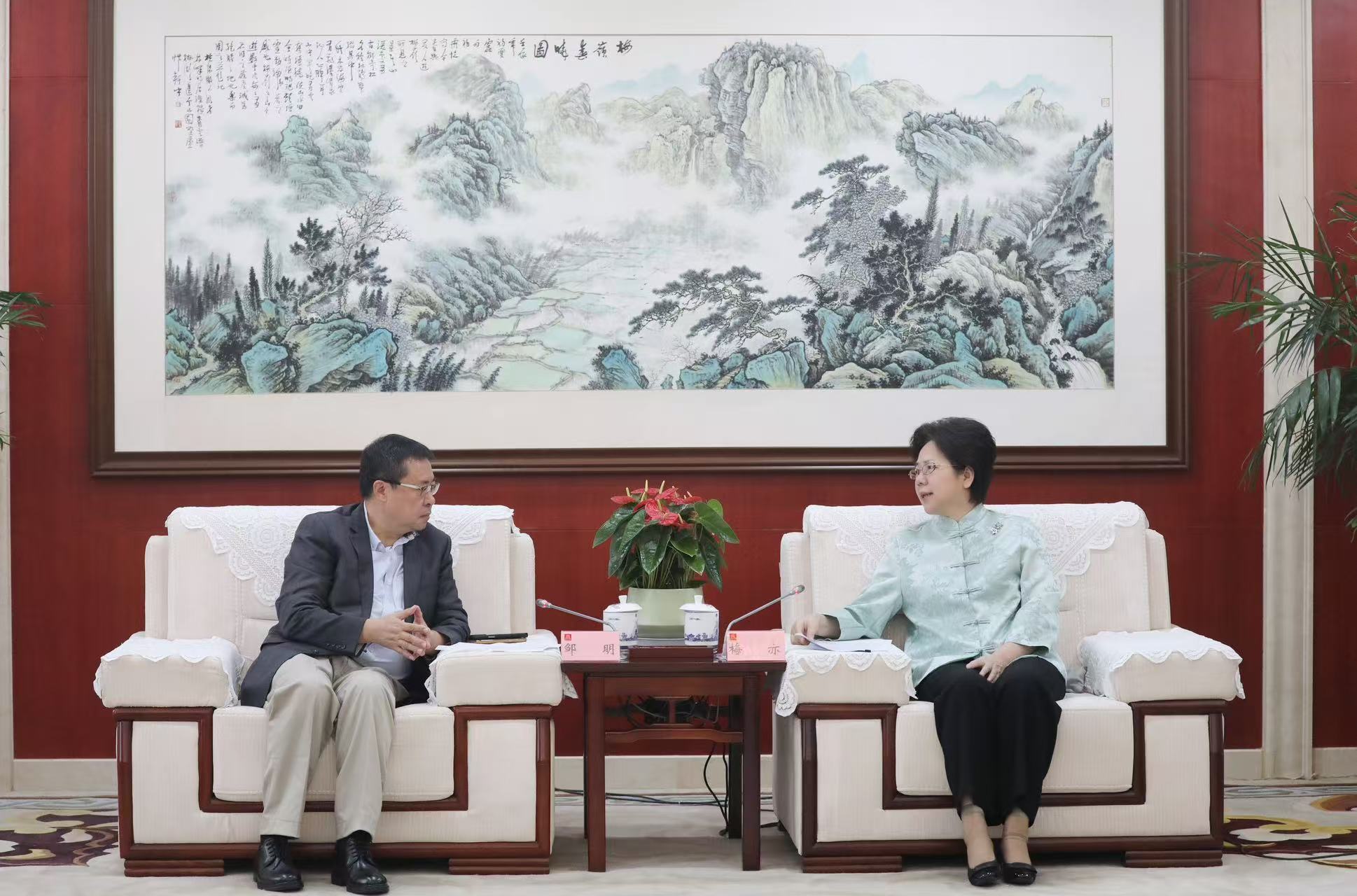 南昌市市长梅亦会见凤凰卫视编委、凤凰网资深总编辑邹明