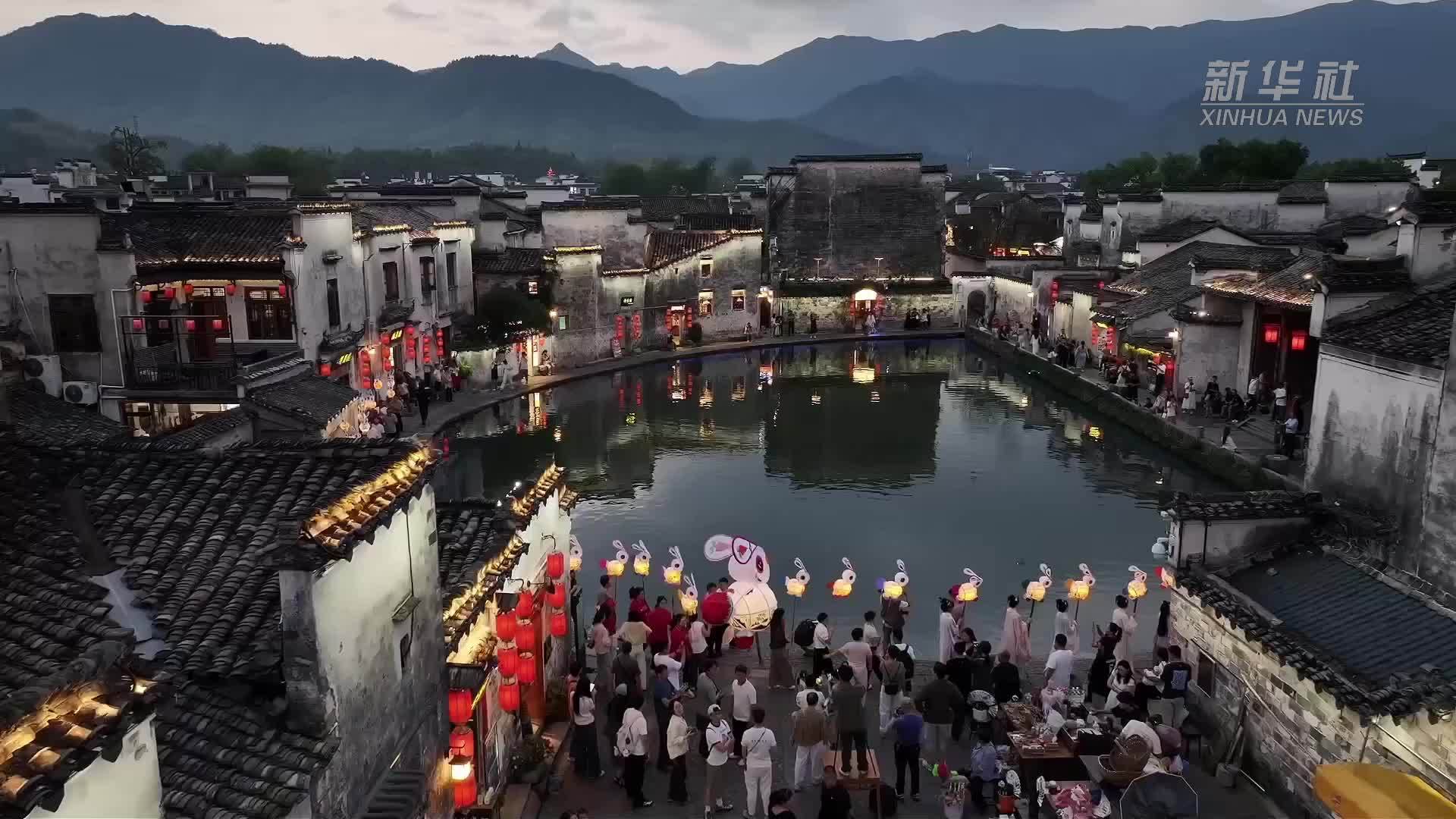 古村揽明月 灯影映古今
