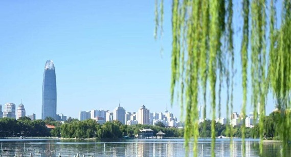 秋暖泉城，明湖晴空揽游人