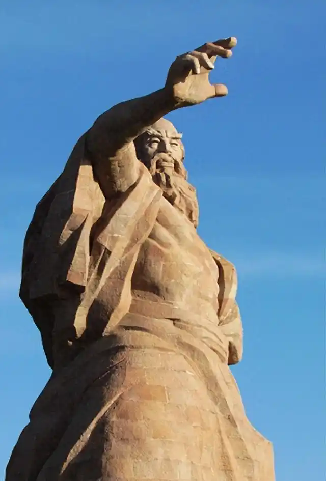 不窋塑像