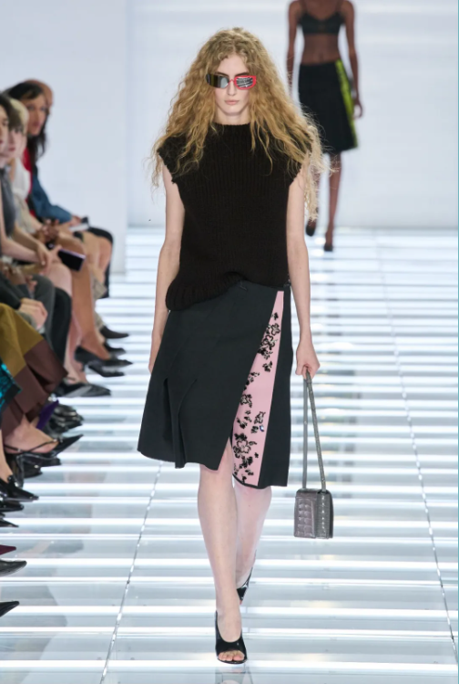 Prada的半裙,不止是一种形容词