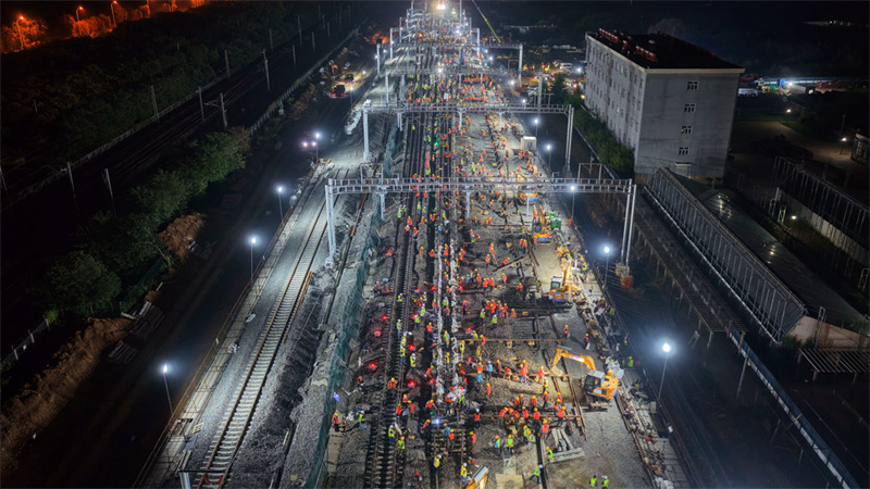 9月22日夜，中铁十一局施工人员在石家庄东站站改工程现场进行道岔插铺作业。
