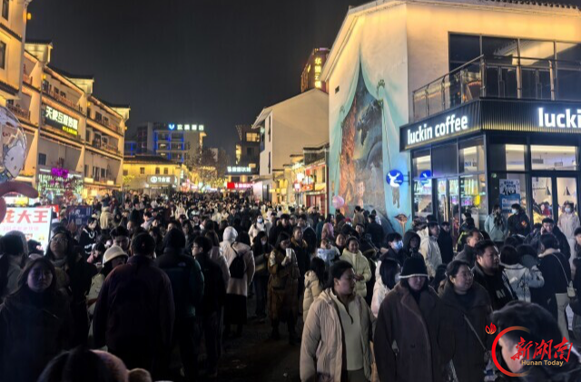 (今年元旦假期的洞庭南路,人流如织。)