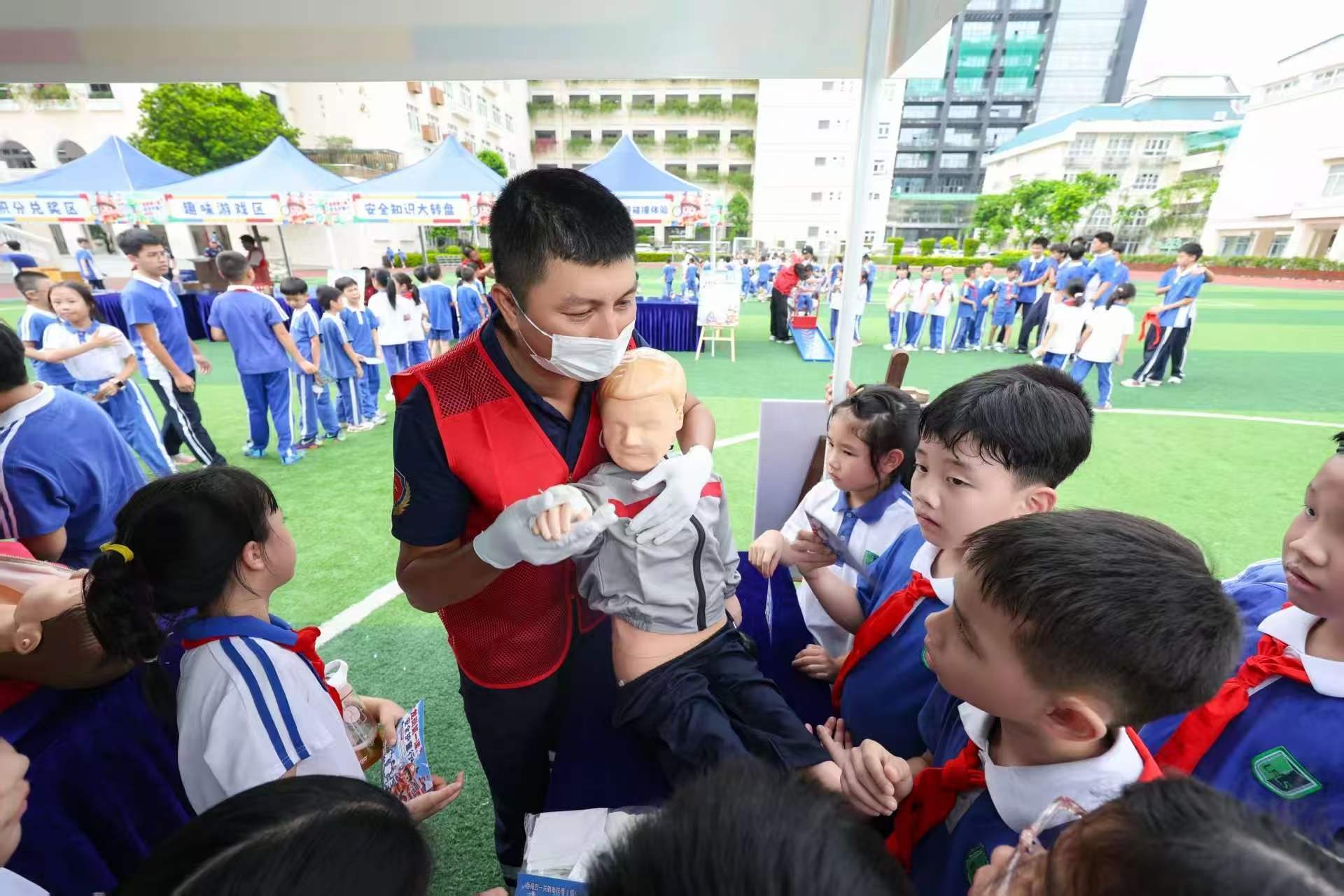 龙岗区人力资源局“龙岗第一课”进校园,教学生学安全