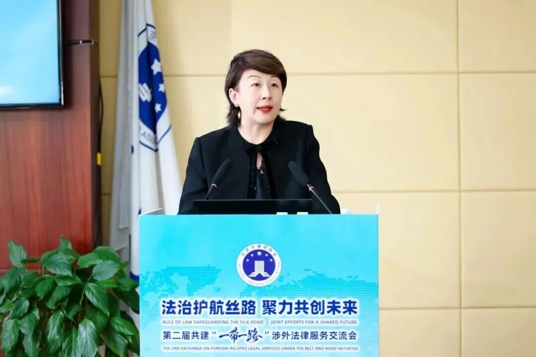图为天津市律师协会副会长纪雪峰发言