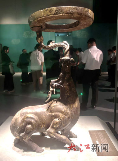西汉鎏金青铜鹿灯。