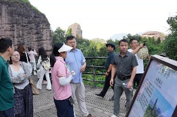 “秋韵龙虎 山水新境”媒体采风团走进龙虎山