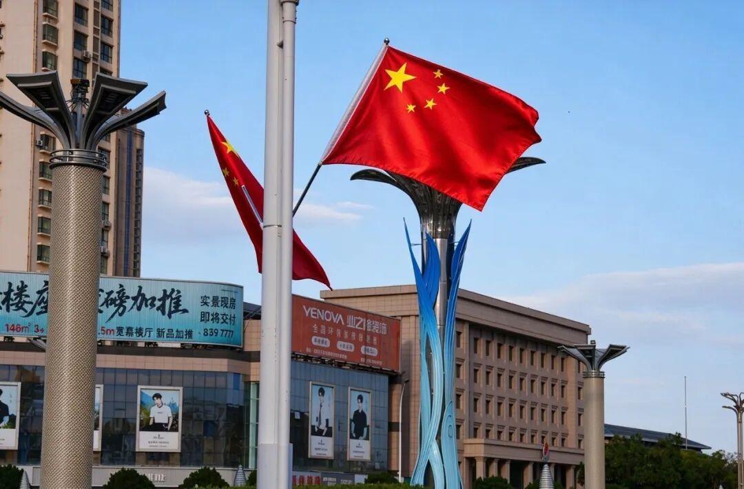 △图为金川区盘旋路段五星红旗整齐高悬,庄重热烈的节日氛围扑面而来。
