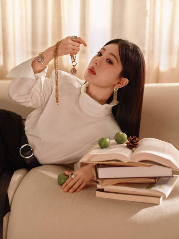 杨紫身着黑白套装亮相金鹰奖 角逐最佳女主角奖项