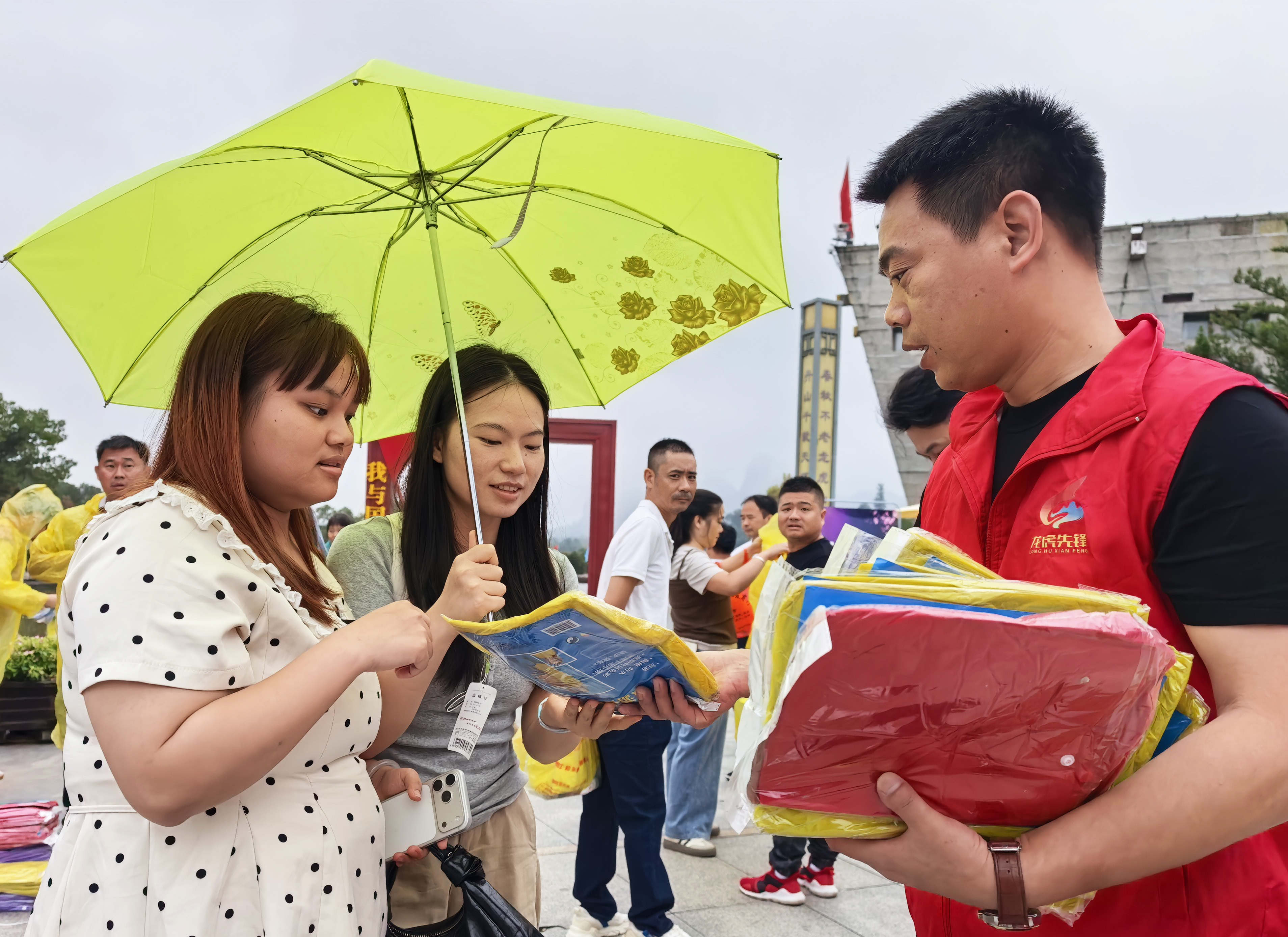 烟雨仙山景致佳 暖心服务伴游人 龙虎山景区优化假日游览保障提升游客体验