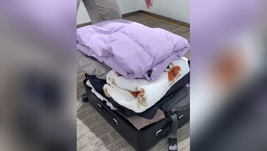 男子分享新买的电动压缩行李箱，抱着一大摞衣服塞进去，网友：不亚于装了一箱砖头