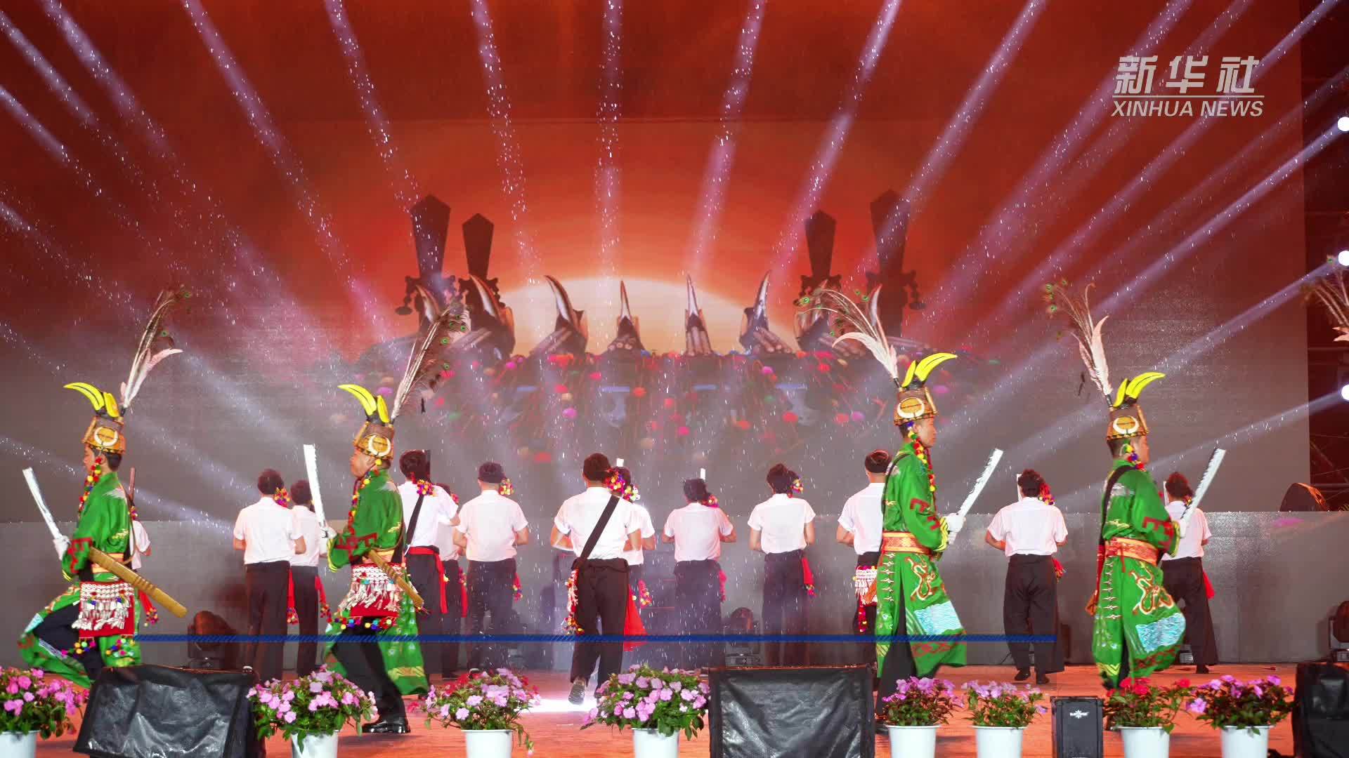 袁志平在“目瑙纵歌之乡”演绎景颇族刀舞