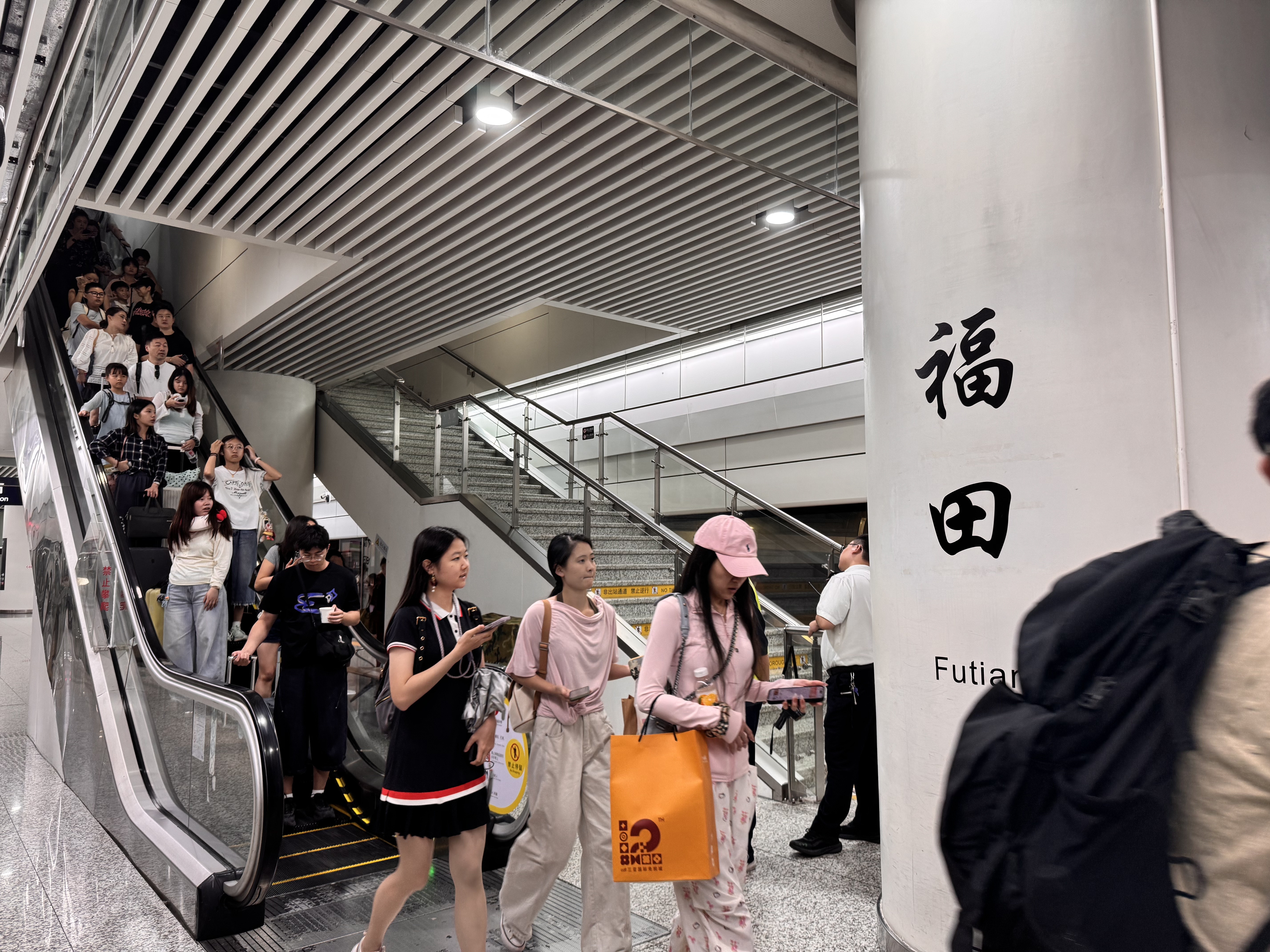 广深港高铁跨境客流持续火爆 国庆假期7天将超83万人次