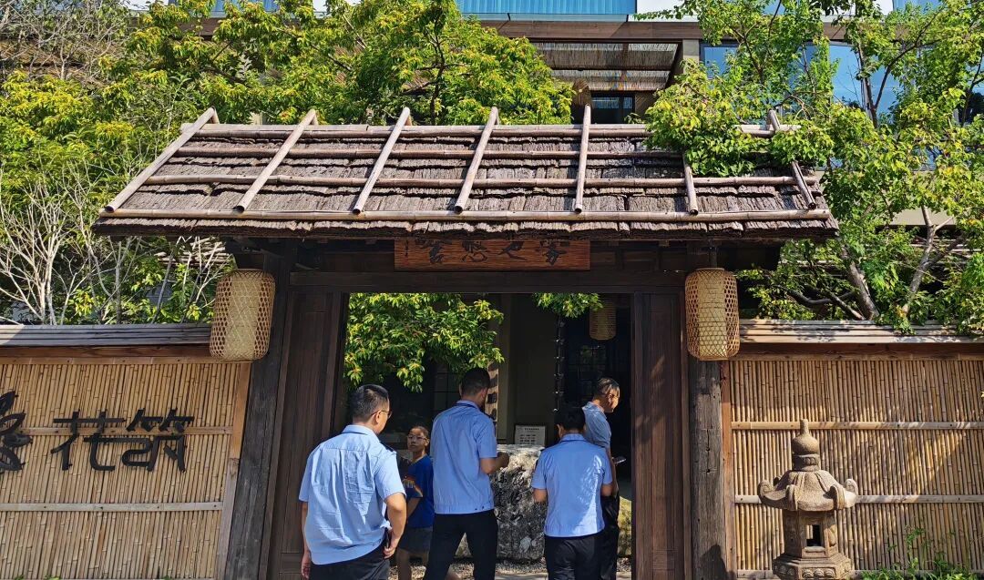 婺源县旅游市场联合执法人员上门走访开展检查工作
