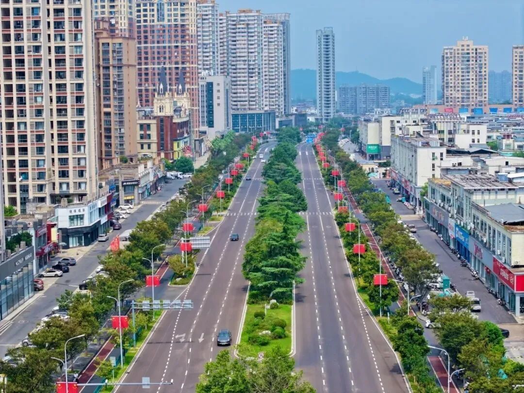 上饶:挂国旗迎国庆 处处洋溢“中国红”(图)