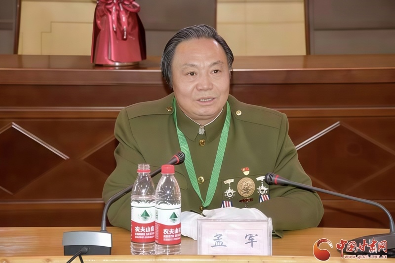 孟军身着戎装在会场作红色主题报告
