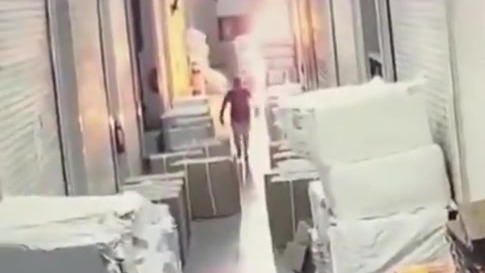 公司拖欠工资，印度一男子在仓库纵火，价值超千万元货物被焚毁