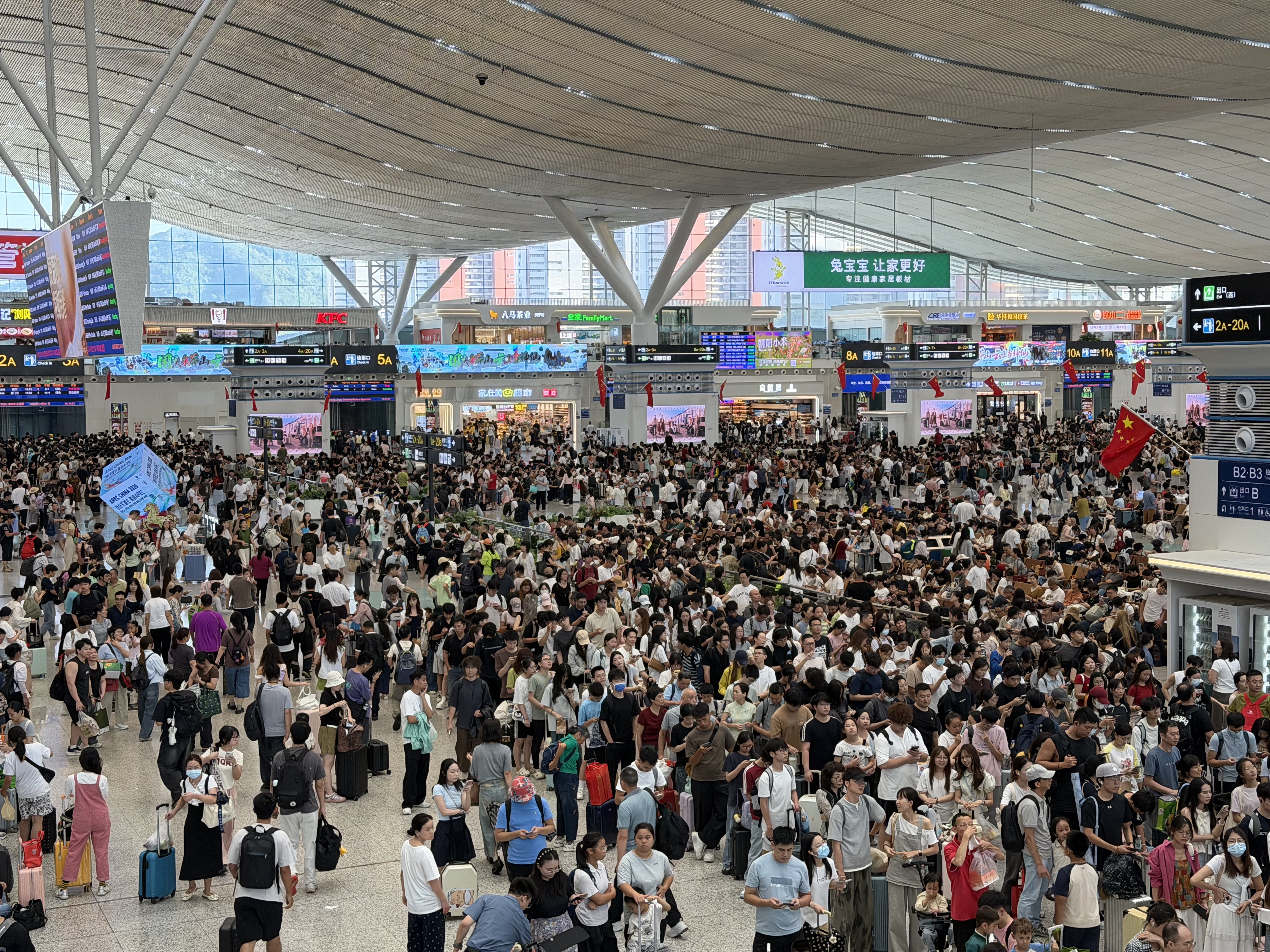 国庆首日 深圳北站单日发送旅客46.53万人次 跨越式刷新41.52万人次历史前高纪录
