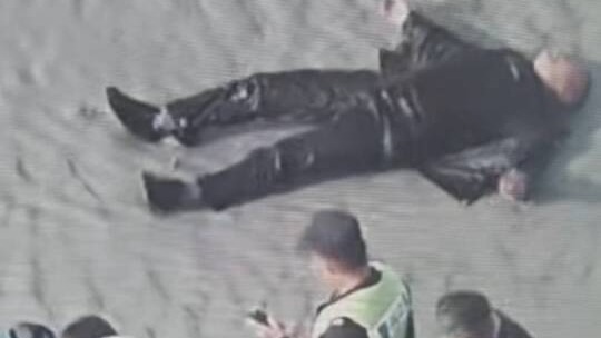 辅警跃入急流救起落水群众，上岸后体力耗尽倒地