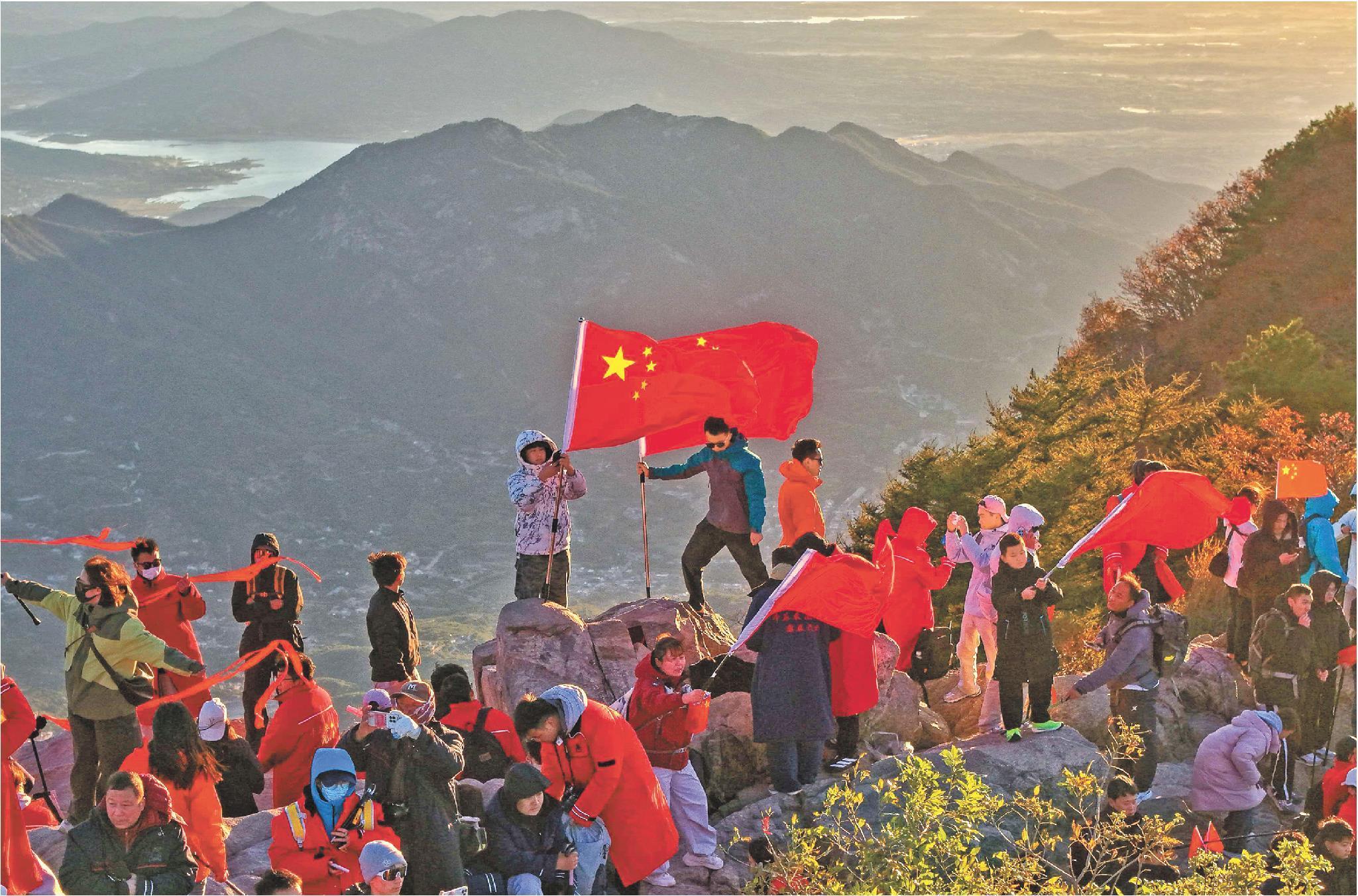 □记者 刘涛 通讯员 陈阳 报道 10月1日清晨,来自各地的1.7万名游客齐聚泰山之巅,向祖国送上深情祝福。