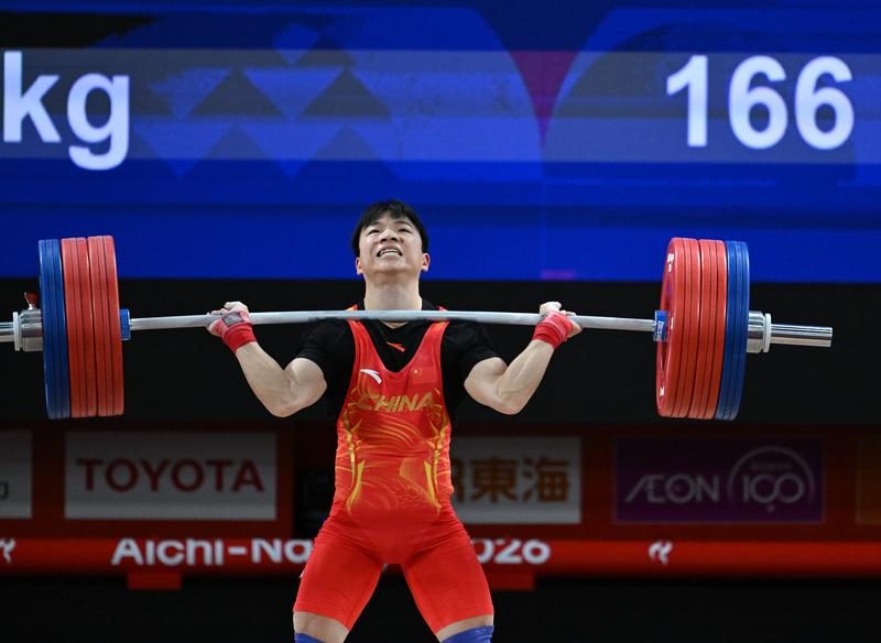9月24日,中国选手杨洋在挺举比赛中。新华社记者 于洋 摄