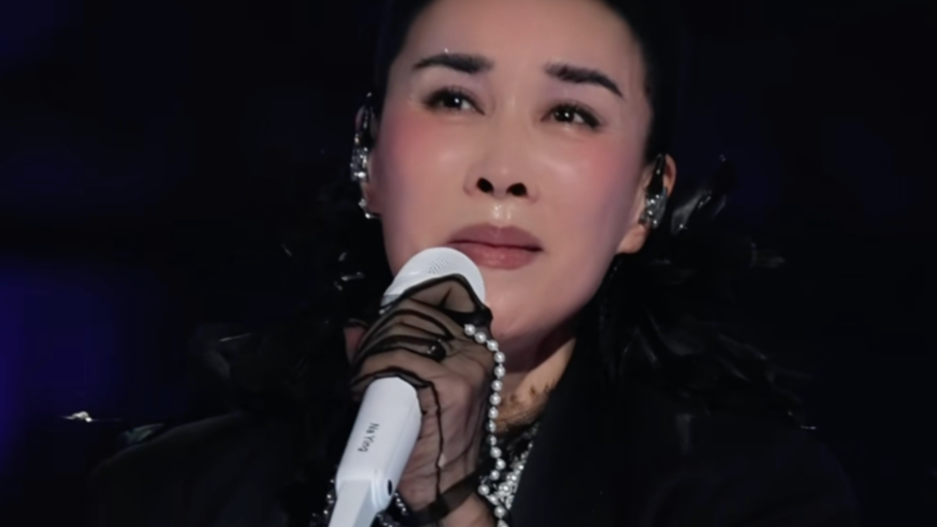 致敬刘欢，演唱会临时加唱《弯弯的月亮》，那英会否被罚款？成都金牛区文旅局：核实中，若未报批，会依法依规处理