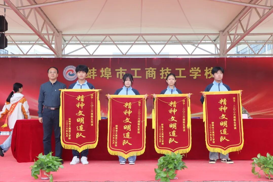 内务之星：由校团委书记吴敏佳上台颁奖并合影留念；