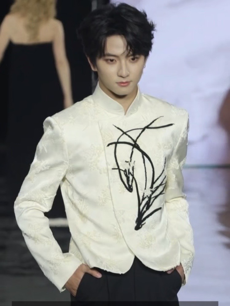 恭喜#穆祉丞 以巴黎欧莱雅青春代言人身份，完成个人国际时装周T台首秀！身着M ESSENTIAL特别定制新中式兰草刺绣礼服，将东方少年从容气韵直接带上世界舞台，这波真的太争气了！#巴黎时装周