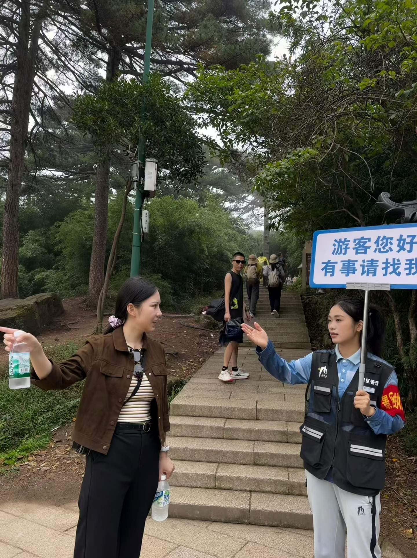 网格员为游客答疑解惑