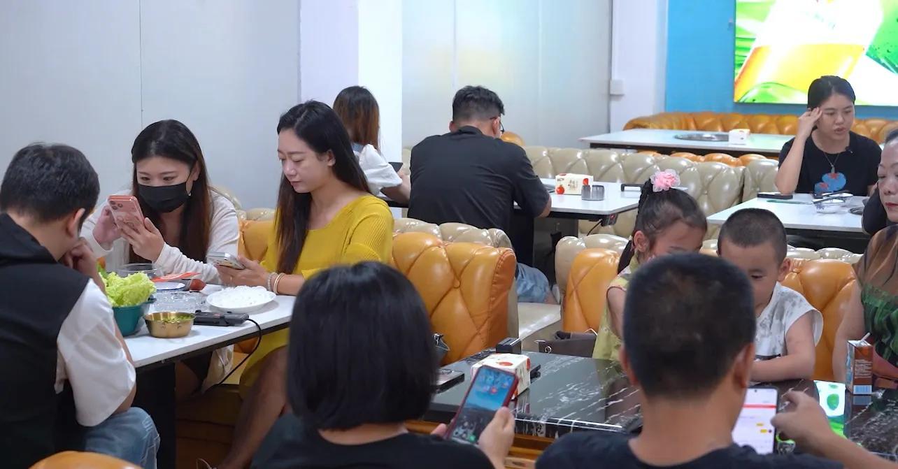 烟火汕城,锅聚百味——广东《今日岭南》走进汕头市泰斐特色火锅店