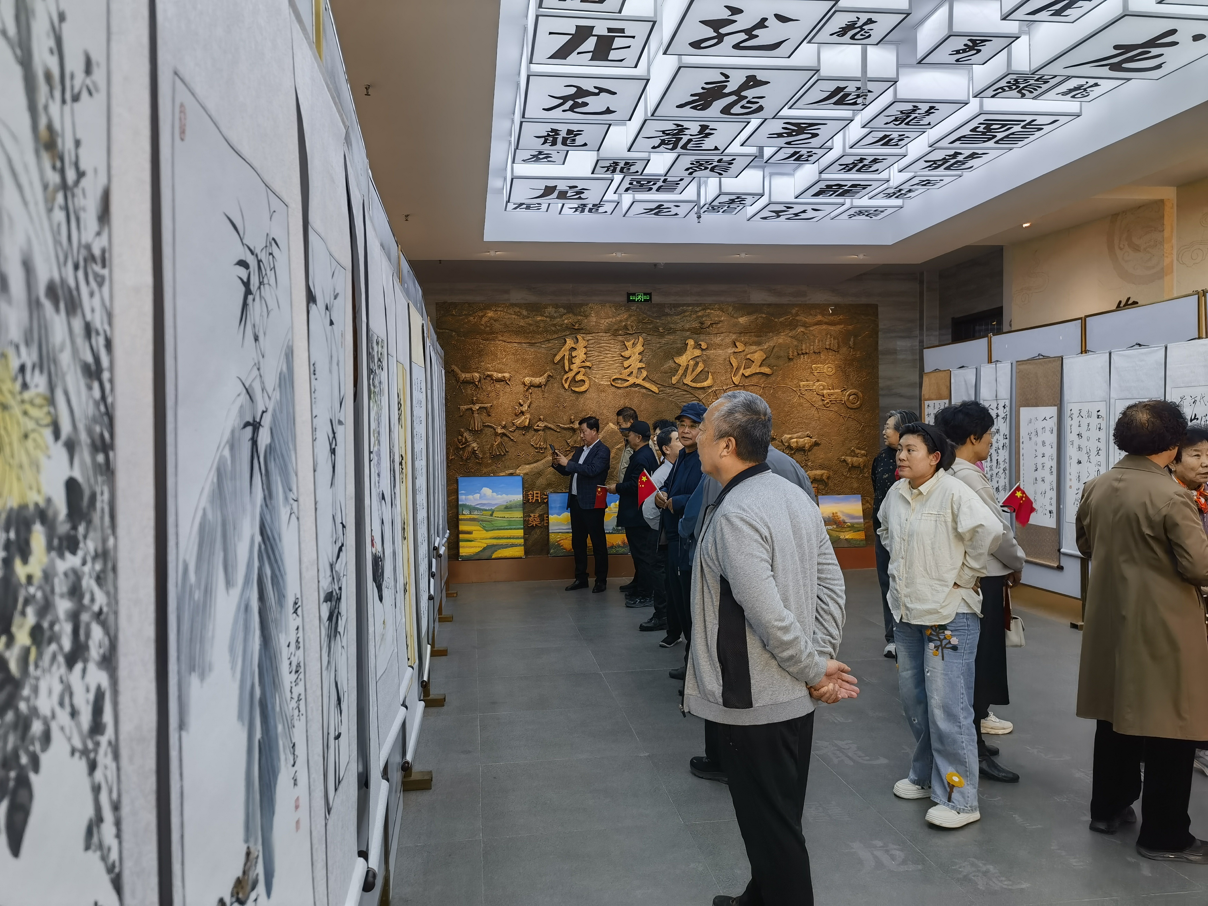 龙江县开展“翰墨颂华诞 非遗润初心”迎国庆主题活动