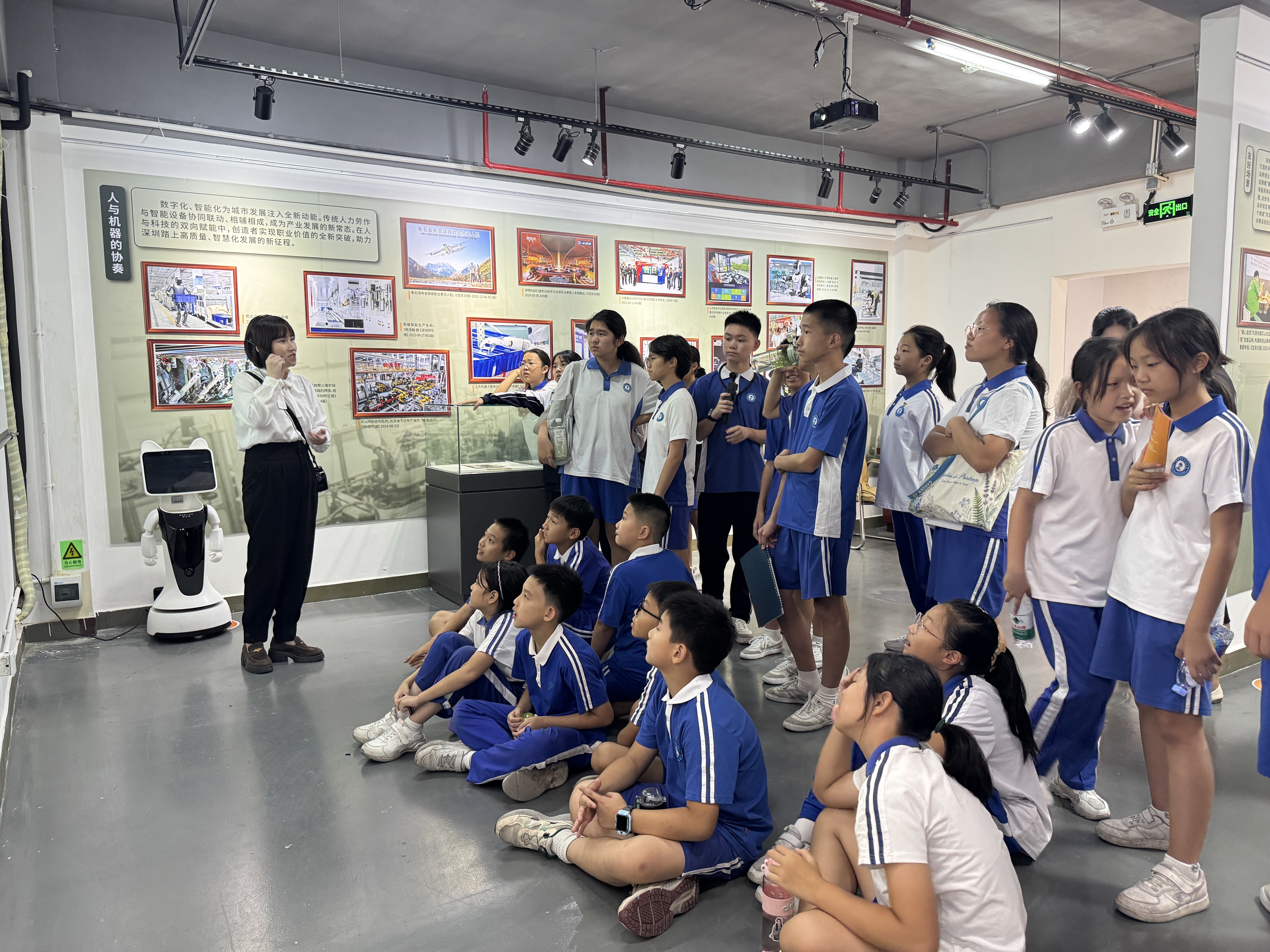 微光汇聚 致敬奋斗者 “追光——从创业者到创造者的深圳故事”展览今日精彩开幕