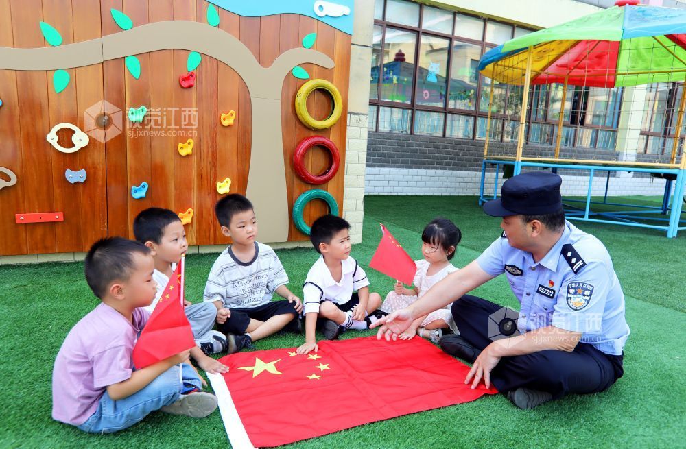 江西分宜：警心伴童心 共筑爱国情（图）