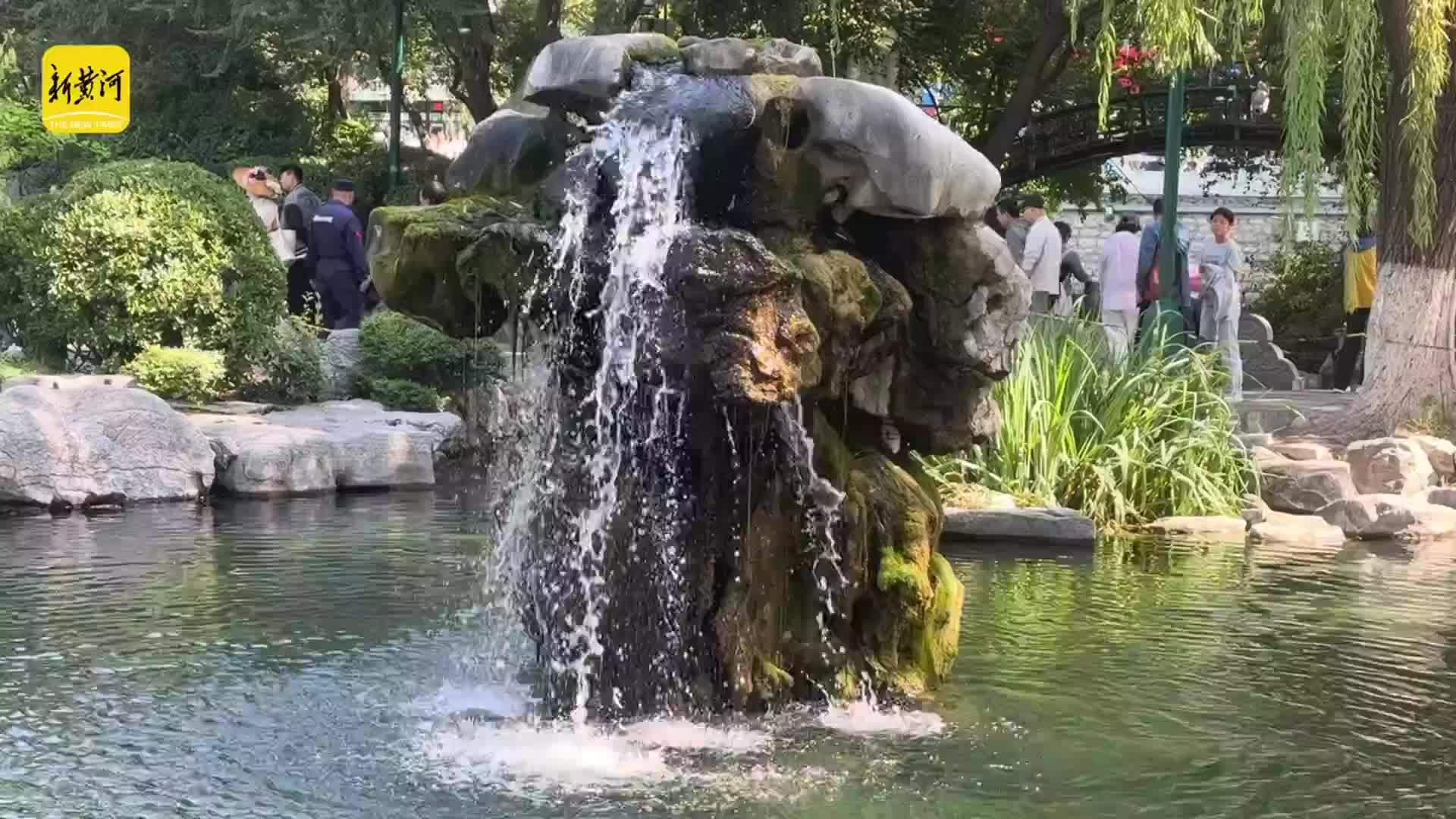 国庆赏泉正当时，济南五龙潭“月牙飞瀑”引游人驻足