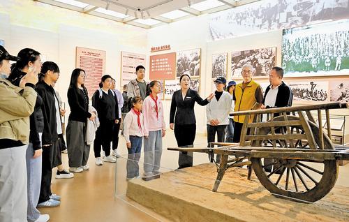 10月1日,游客在修缮提升后的西柏坡纪念馆参观。国庆假期首日,各地游客走进西柏坡景区参观学习,重温红色历史,厚植爱国情怀。本报记者 史晟全摄
