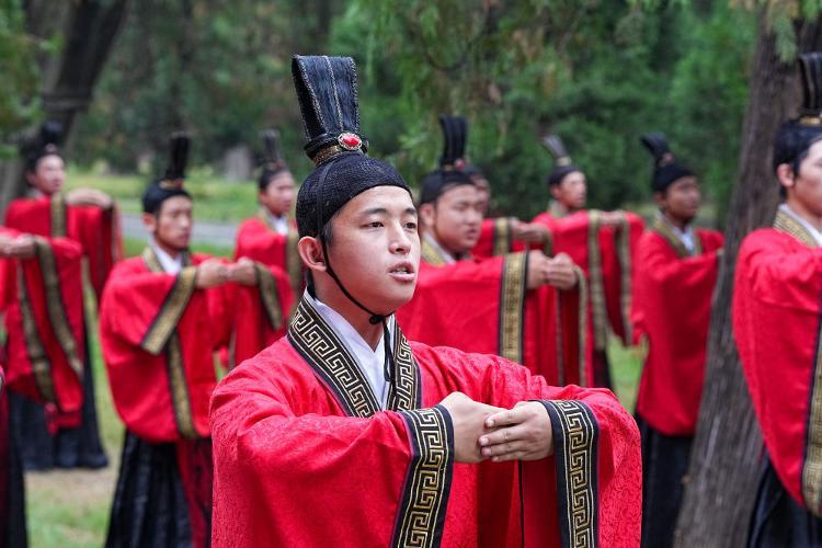 9月28日,在2026丙午年公祭孔子大典上,参祭人员诵读儒学经典。新华社记者 朱峥 摄