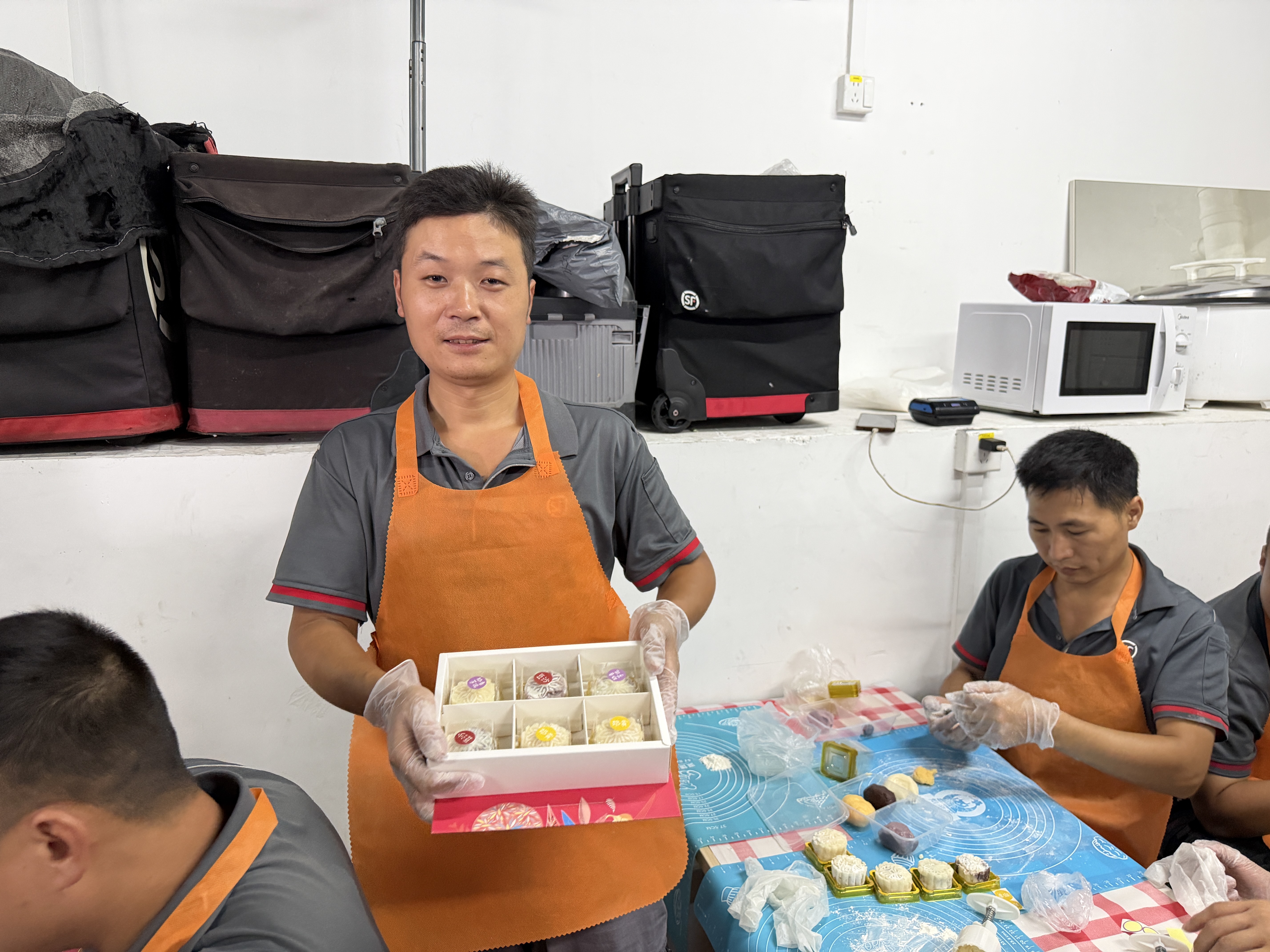 西乡街道河东社区:社企联动送温情,新就业群体暖“新”过中秋!