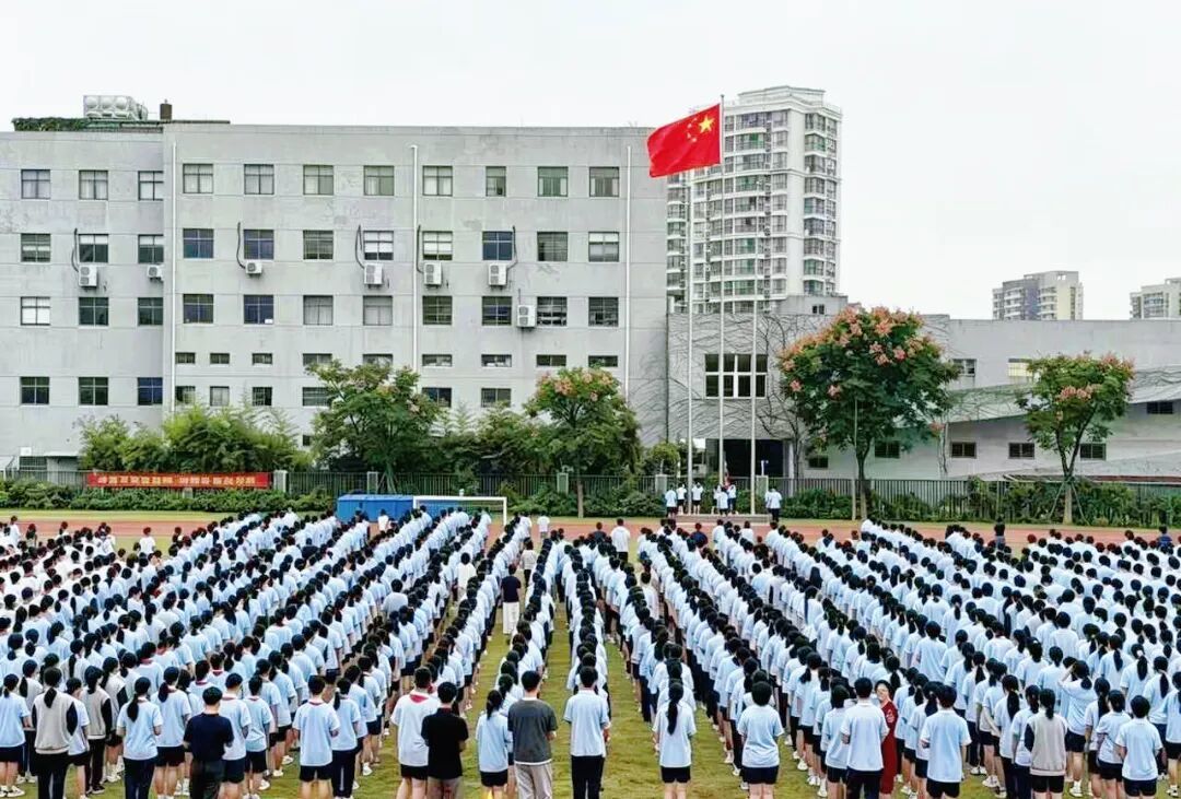 【海曙区储能学校丽园校区】伴随着激昂雄壮的《义勇军进行曲》,五星红旗迎着秋风冉冉升起,全体师生肃立注目、高唱国歌,赤诚的爱国之心与昂扬的奋进之志在庄严的仪式中深深凝聚。.jpg