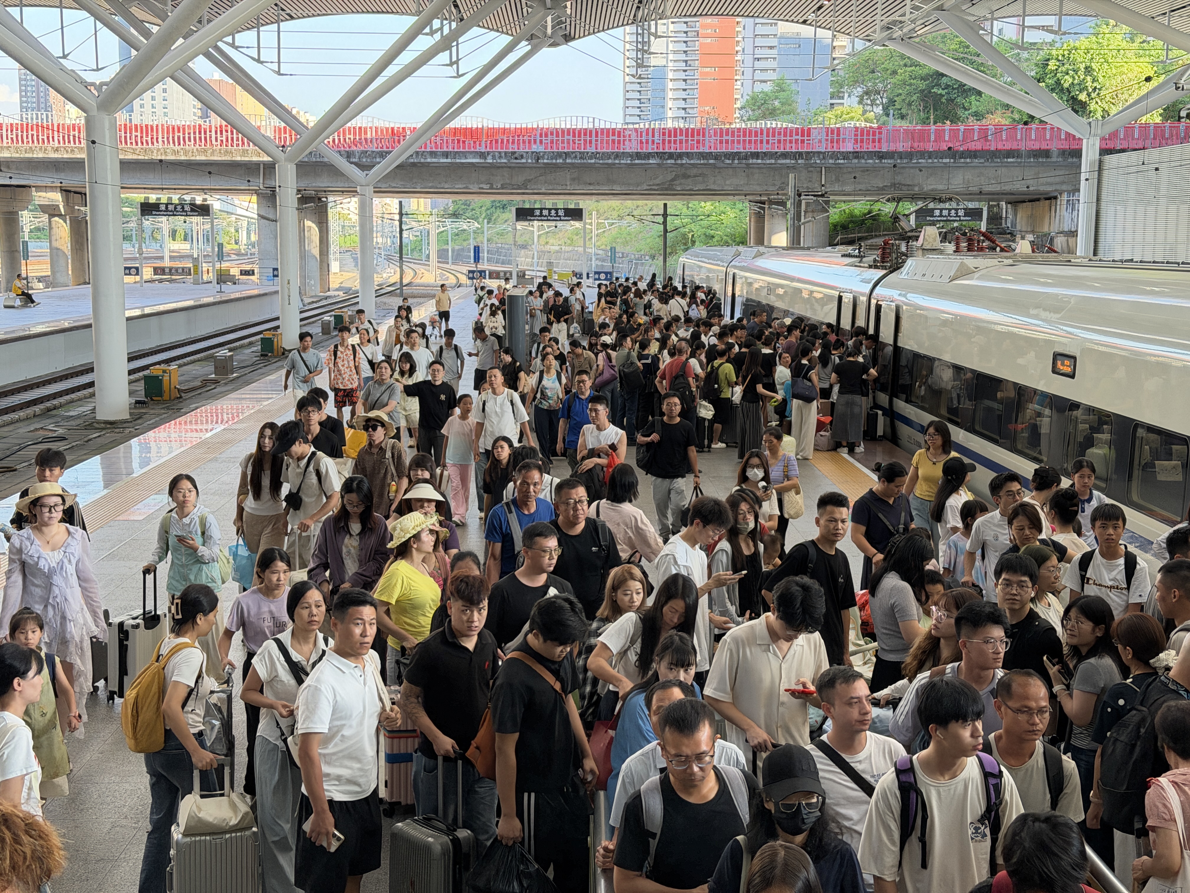 国庆首日 深圳北站单日发送旅客46.53万人次 跨越式刷新41.52万人次历史前高纪录