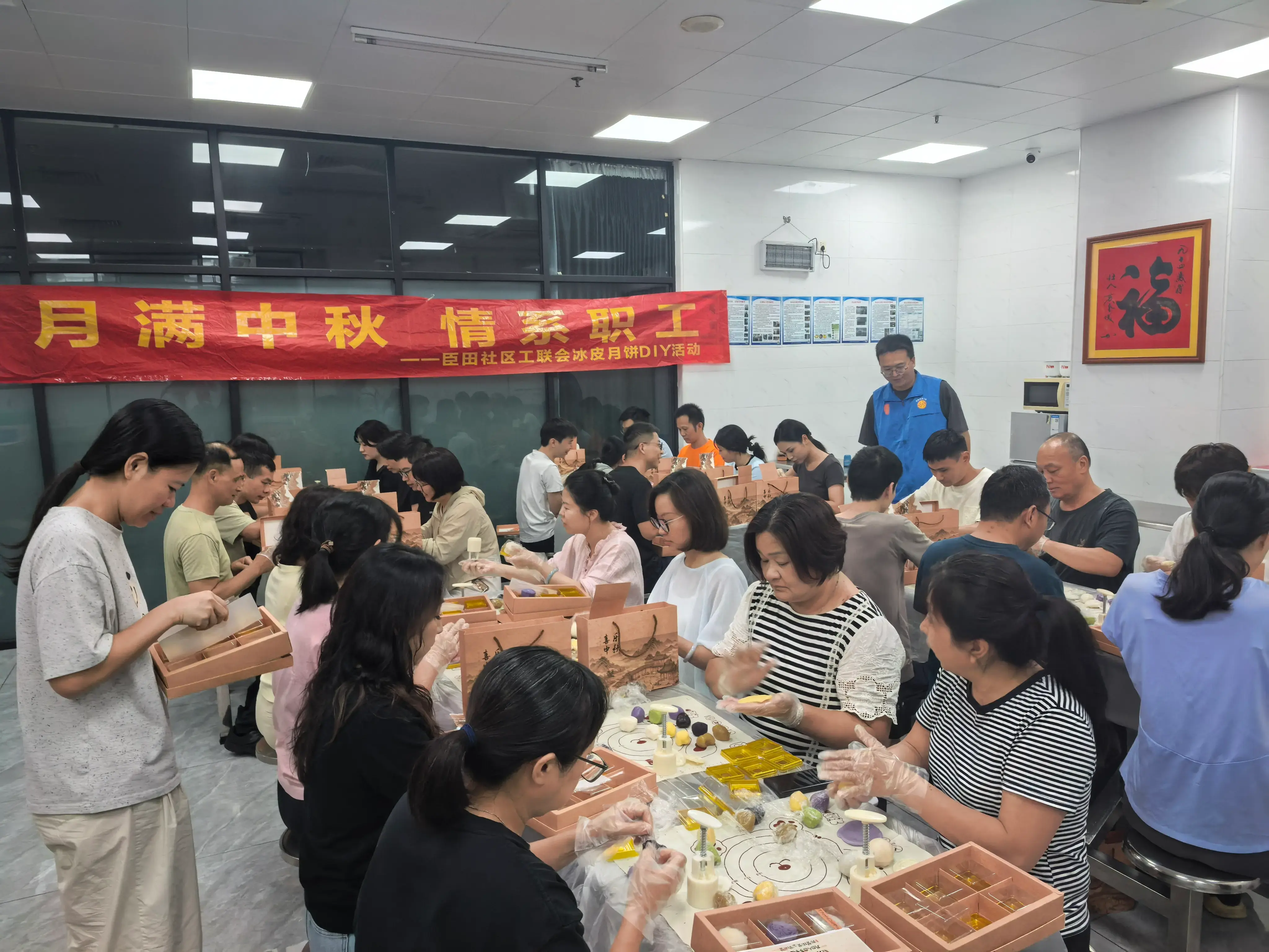 情暖企业迎中秋 巧手做饼聚同心