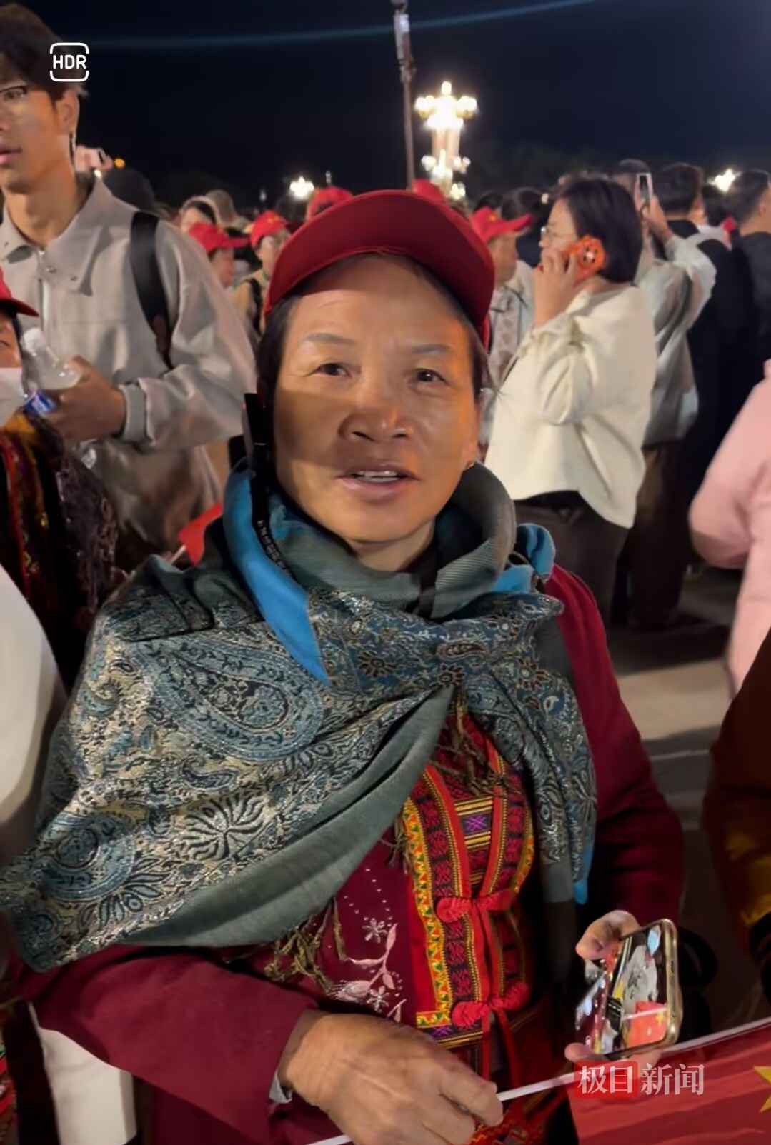 看升旗的黎族阿姨(极目新闻记者 李迎 摄)
