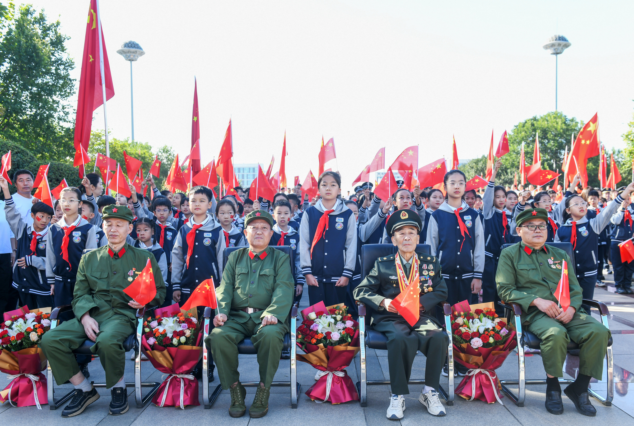 山东胶州:满城“中国红” 共祝祖国好
